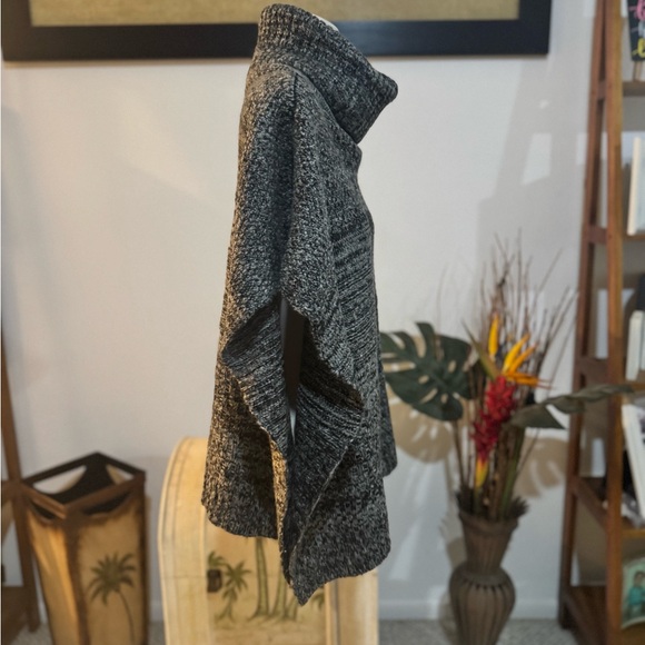 Steve Madden NWT Women's Sweater Pancho Cape O/S Black Gray Turtleneck - Picture 3 of 6